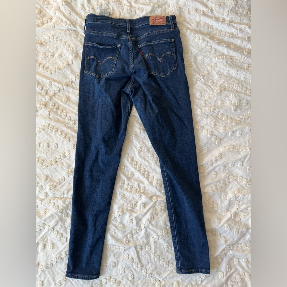 Levi’s 720 high rise super skinny in 28.